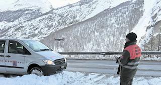 Drohneneinsatz. Am Mittwoch setzten die Suchmannschaften eine Drohne f&uuml;r Luftaufnahmen in unwegsamem Gebiet ein.  