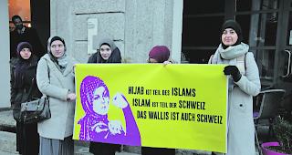 F&uuml;r die Verh&uuml;llung. Muslimische Frauen demonstrierten gestern vor dem Grossratssaal gegen die SVP-Initiative. 