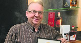 1. Preis. Fredy Lengen mit dem Siegerdiplom vor seinen drei Whisky-Destillaten. 