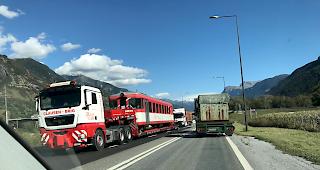 Parlament setzt sich durch. Es soll mehr Geld in die Walliser Strassen fliessen (Symbolbild).