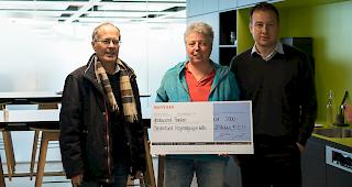 Von links: Ernst Lochmatter, Kassier Blindenbund Regionalgruppe Wallis, Manuela Huemer Polzin, Pr&auml;sidentin Blindenbund Regionalgruppe Wallis, und Damian Schnidrig, Stv. Vorsitzender der Bankleitung der Raiffeisenbank Mischabel-Matterhorn.