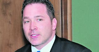 Emotionale Rede. Michael Graber, Fraktionschef der SVP Oberwallis, begr&uuml;ndete den Entscheid seiner Fraktion, weshalb sie den Saal verlasse. 