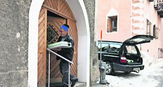 Mahlzeitendienst. Ein freiwilliger Fahrer bringt ein warmes Mittagessen zu einem Kunden.