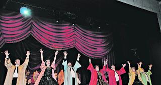 Sie feierten Offenbach. Das vorz&uuml;gliche Ensemble der Toulouse Lyrique Association (TLA) mit seinen Vokal-, Tanz- und Instrumental-Solisten. 