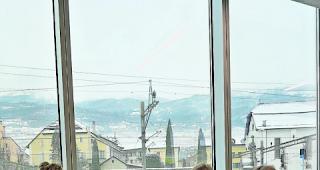 Sozial engagiert. Die HES-SO-Studentinnen des Studiengangs f&uuml;r Soziale Arbeit, Samira Andenmatten, Marion Stoffel, Anja Walpen und Katharina Wyer, mit ihrem Kinderbuch. 