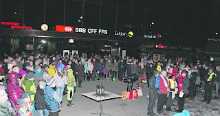 Mittelpunkt. Das Friedenslicht von Bethlehem stand am Sonntagabend auf dem Visper Bahnhofplatz im Zentrum einer &ouml;kumenischen Aussendungsfeier. 