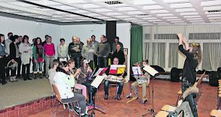 Jodel und Weihnachten. Seit September &uuml;ben Jodler und Bl&auml;ser unter der Leitung von Manuela Lehner-Mutter.  