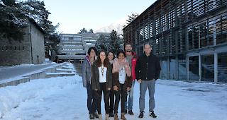 Starke Initiative. Wirkten im &laquo;Rum&auml;nien-Projekt&raquo; mit: Susanne Lagger (Lehrkraft), Deborah Gehrig (Klasse 4C), Manuela Lochmatter (Lehrkraft), Anjali Nedungadi (3A), Matthias Eyer (Lehrkraft) und Kollegiumsrektor Gerhard Schmidt (von links).