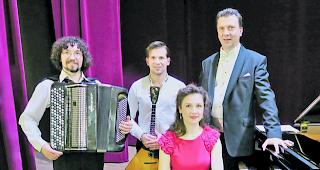 Musik und Gesang. Dmitry Kazeka, Alexander Voronische, Vera Latysheva und Pfarrer Zbigniew Stepniak (von links): F&uuml;nf Konzerte in Sicht.  