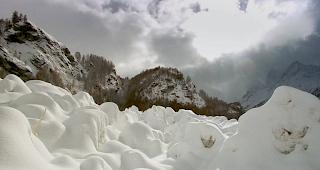 Mindestens vier Personen sind in einer Lawine in den s&uuml;dfranz&ouml;sischen Alpen ums Leben gekommen. (Symbolbild)