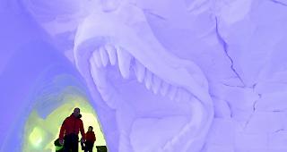 Skifahrer und Besucher k&ouml;nnen in der Eisgrotte in Thyon "4-Vall&eacute;es" VS Dinosaurier, Krokodile und Mammuts aus Eis betrachten.