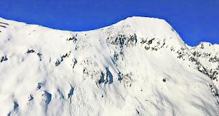 Das Hofathorn. Der t&ouml;dliche Unfall ereignete sich in der Lawine rechts. Die Schneemassen links davon l&ouml;sten sich bei der Abfahrt der Kollegen zum Standort des Versch&uuml;tteten.  
