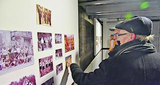 Weisst du noch? Carlo Schmidt (rechts) und Michel Villa beim Betrachten alter Fotos: Eintauchen in Erinnerungen. 