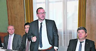 Chef der &laquo;Schwarzen&raquo;. Philipp Matthias Bregy kritisiert, dass der Kanton in Dossiers wie der Raumplanung oder dem Quecksilber gar weiter geht als Bern.  