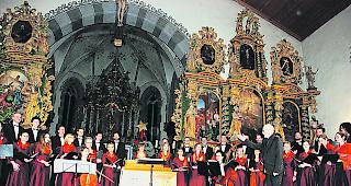 Weihnachtskonzert Ernen. Dirigent Bernard H&eacute;ritier (rechts) gibt bescheiden den Applaus des begeisterten Weihnachtspublikums an seinen Chor und das Instrumental-Trio weiter. 