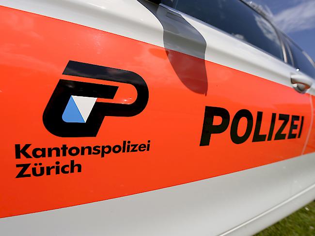 Nach dem Fussballspiel zwischen Sitten und den Grasshoppers sind in der Nacht auf Donnerstag in Zürich zwei Stadtpolizisten angegriffen worden.