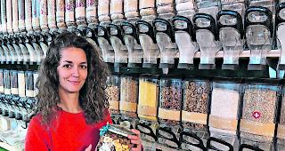 Bewusst einkaufen. Die Gesch&auml;ftsf&uuml;hrerin von &laquo;Chez Mamie&raquo; in Sitten, Eslyne Charrier, will ihre eigenen Werte durch die Kunden in die Welt tragen.  