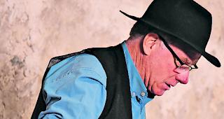 Autor. Arnold Steiner  &ndash;  hier bei einer &laquo;Sander-Pr&auml;sentation&raquo;  &ndash;  verfasste das Theaterst&uuml;ck &laquo;Der letzte Sander von Oberried&raquo; nach dem gleichnamigen Roman von Catherine B&uuml;rcher-Cathrein.