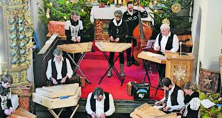 Schlussakkorde. Sechs Mitglieder des Oberwalliser Hackbrett-ensembles spielen am Abend des 2. Januar zum Abschluss der Binner Kulturabende in der Pfarrkirche auf. 