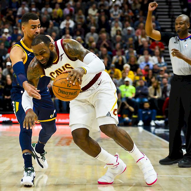 Spannendes Duell: Thabo Sefolosha (li.) verteidigt gegen Clevelands Superstar LeBron James