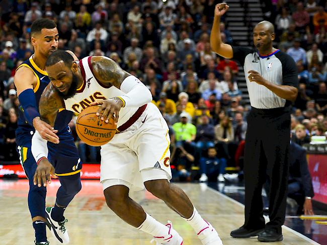 Spannendes Duell: Thabo Sefolosha (li.) verteidigt gegen Clevelands Superstar LeBron James