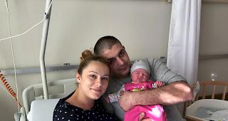Herzlich willkommen! Milena und Ivica Mirkovic mit Neujahrsbaby Iva im Spital Visp, wo das kleine M&auml;dchen um 05.16 Uhr auf die Welt kam...