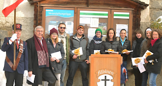 Ein Gruppenbild zur Erinnerung: Die Neub&uuml;rgerinnen und -b&uuml;rger, die Lehr- und Studienabschliessenden und die Jungb&uuml;rgerin Geraldine Mathieu zusammen mit Musikfenner Walter Hermann, Gemeindepr&auml;sident Beat Jost und Vizepr&auml;sidentin Michela Caldana Mathieu am Neujahrsempfang in Albinen.
