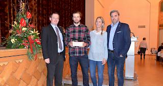 Grosse Ehre. SCB-Spieler Luca Hischier konnte am Neujahrsempfang von Gemeindepr&auml;sident Franz Ruppen den Sportpreis der Gemeinde Naters f&uuml;r sich und seinen Bruder Nico entgegennehmen - dies im Beisein der Eltern Katja und Rino Hischier.
