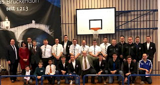 Die Geehrten in Kultur und Sport der Gemeinde Stalden mit Gemeinderat Jo&euml;l Fischer, Gemeinder&auml;tin Rosmarie Piperata und Gemeindepr&auml;sident Egon Furrer (von links die ersten drei Personen).