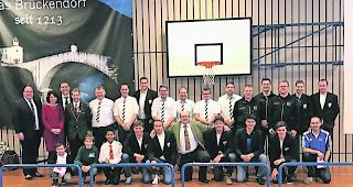 Neues Jahr, neues Gl&uuml;ck. Die Geehrten in Kultur und Sport der Gemeinde Stalden mit Gemeinderat Jo&euml;l Fischer, Gemeinder&auml;tin Rosmarie Piperata und Gemeindepr&auml;sident Egon Furrer (von links die ersten drei Personen).  