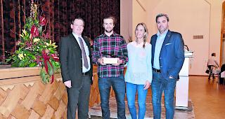 Auszeichnung. Gemeindepr&auml;sident Franz Ruppen, Luca Hischier sowie dessen Eltern Katja und Rino Hischier anl&auml;sslich der &Uuml;bergabe des Sportpreises 2017 der Gemeinde Naters. 