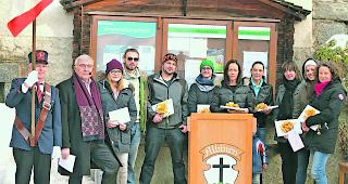 Gruppenbild. Die Neub&uuml;rgerinnen und -b&uuml;rger, die Lehr- und Studienabg&auml;nger sowie die Jungb&uuml;rgerin zusammen Gemeindepr&auml;sident Beat Jost (Zweiter von links).  