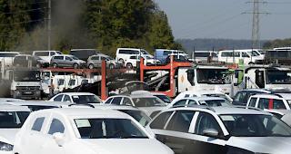 Autos stehen beim VW-Generalimporteur Amag zu Auslieferung bereit. Trotz Abgas-Skandals ist Volkswagen weiterhin die beliebteste Automarke in der Schweiz. (Archiv)