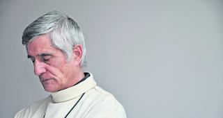 In Gedanken bei den Opfern. Bischof Jean-Marie Lovey bittet im Namen der Kirche um Vergebung.   