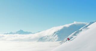 Winterzauber. Die Voraussetzungen f&uuml;r das diesj&auml;hrige Weihnachts- und Neujahrsgesch&auml;ft h&auml;tten f&uuml;r die Bergbahnen nicht besser sein k&ouml;nnen. Dank einer dicken Schneedecke konnten die Skigebiete mit beinahe perfekten Verh&auml;ltnissen aufwarten. Insbesondere in der Weihnachtswoche registrierte die Branche mehrere Spitzentage. Das schlechte Wetter zu Jahresbeginn dr&uuml;ckt jedoch ein wenig auf die Euphoriebremse. 