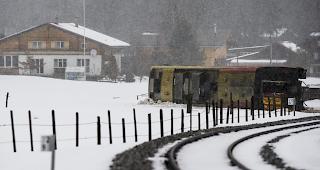 Mehrere Personen verletzt. Ein umgest&uuml;rzter Wagen des Golden-Pass-Zuges in der N&auml;he von Lenk im Kanton Bern.