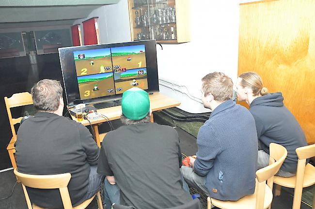 Voll konzentriert fahren die Videospieler um die Wette.