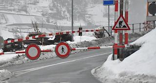 Die Strasse Richtung Saastal wird wegen Lawinengefahr gesperrt. (Symbolbild)