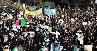 Gegendemonstrationen. Regierungsanh&auml;nger demonstrierten am Donnerstag in der iranischen Stadt Mashhad.