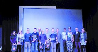 Appell. Neben dem B&uuml;rgerbrief erhielten die Jugendlichen auch Aktien der Saastal Bergbahnen AG. Die Aktien sollen die Jungb&uuml;rger zur aktiven Teilnahme am Dorfgeschehen animieren.  