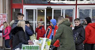 Nach dem Shoppen heisst es Ausspannen und Warten auf die Weiterfahrt.