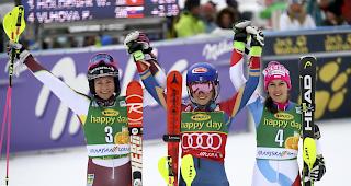 Mikaela Shiffrin (mitte) holte sich den Sieg &uuml;berlegen. Frida Hansdotter (links) fuhr auf den zweiten Platz, Wendy Holdener auf den dritten.