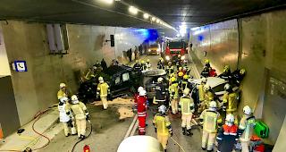 Ein Unfall im Arlbergtunnel hat am Sonntag elf Verletzte gefordert.