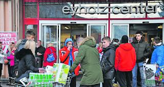 Nach dem Einkauf. Vor dem Laden warteten die kroatischen G&auml;ste auf die Weiterfahrt. 