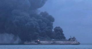 Havarie. Durch den Brand des Tankers besteht die Gefahr einer Umweltkatastrophe.