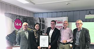 Stolz auf die Leistung. Von links: Jean-Marc Bellagamba, Direktor KWRO, Staatsr&auml;tin Esther Waeber-Kalbermatten, Olivier Nyenhuis, Bereichsleiter Interverband f&uuml;r Rettungswesen, Diego Lareida, Leiter Zentrale 144, und Fritz Anthamatten, Pr&auml;sident KWRO. 