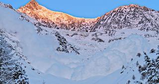 Lawinenabgang. Eindr&uuml;ckliche Staublawine, gestern Morgen im &laquo;beeschu T&auml;lli&raquo; n&ouml;rdlich der Mischabelh&uuml;tte oberhalb Saas-Fee k&uuml;nstlich ausgel&ouml;st.  