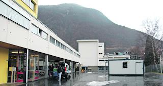 Zwischenl&ouml;sung. Bis auf Weiteres werden die Kinder vor und nach der Schule in den Containeranlagen auf dem Pausenplatz des Schulhauses Baumg&auml;rten betreut.  