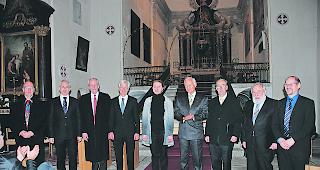 Erhebende Dreik&ouml;nigsmusik. Sie war ein sch&ouml;nes, durch die von Johannes Diederen (links) erg&auml;nzte Choralschola aus K&uuml;snacht und Organistin Alina Nikitina (Bildmitte) ausgestaltetes Geschenk.  