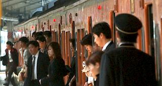 F&uuml;r einmal kein Entkommen. Pendler sitzten in Japan in Zug fest (Symbolbild).